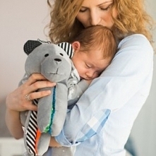 szumiś - czyli miś który ma mechanizm przypominający szum suszarki pomaga w usypianiu dziecka, ale i ponoć starszych :)