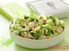Wiosenna sałatka z rzodkiewką i ogórkiem Tego potrzebujesz: sałata masłowa 1/2 sałaty lodowej, strzępiastej lub rzymskiej pęczek rzodkiewek świeży ogórek 1/2 szklanki wiórków pa...