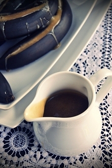 Pieczone banany z sosem kar...