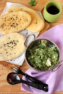 Palak paneer i chlebki naan z sosem szpinakowym,

przepis po kliknięciu w zdjęcie