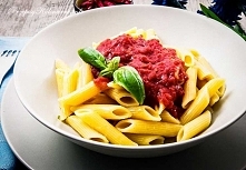 Penne z gęstym sosem pomidorowym