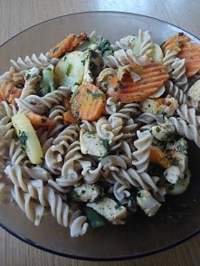 Trochę się załamałam, bo moja waga nie spada, a wręcz przeciwnie idzie w górę :( może to mięśnie, bo po ciele mam wrażenie, że trochę brzuszka ubyło i gacie też trochę spadać za...