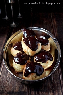 Profiteroles z maślanym kremem i polewą czekoladową