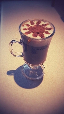 Dzień Doberek :)  
Kawunia własnoręcznie robiona  :) Co prawda za oknem brzydka pogoda ale chociaż na kawie słoneczko :)