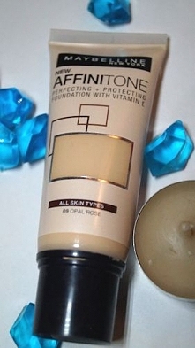 Testuję różne podkłady, wiem jednak że aby moja cera wyglądała ładnie a jednocześnie naturalnie, muszę szukać długo i nie każdy podkład, bez względu na jego cenę, nie nadaje się...