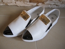 Trampki SlipOn, wykonane z eko skóry-czubek metalowy.