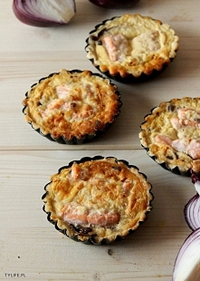 Mini tarty z łososiem i cebulą.