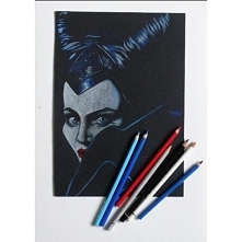 Nienajlepsze zdjęcia, przepraszam ;/
Ale nie o zdjęcie tu chodzi lecz o rysunek :)
Kupiłam ostatnio trzy kolory kredek Faber Castell Polychromos. Dosłownie się zakochałam! Warte...