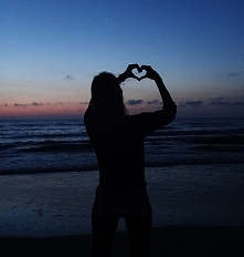 "Unieśmy dłonie
Za naszą wolność, niezależnie gdzie jesteśmy,
Tutaj z każdej świata strony prowadzi Cię serce."

"To dziwne, pomyślała, jak głęboko znamy jakąś os...