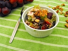 Lekka, wiosenna sałatka, pomaga pozbyć się nadprogramowych kilogramów i pozytywnie wpływa na nasz wygląd. Mnóstwo witamin i minerałów wzmacniających kondycję skóry, włosów i paz...