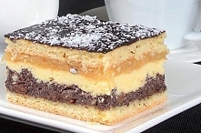 Sernik z makiem i jabłkami s.Anastazji: CIASTO •	20 dag margaryny •	40 dag mąki •	20 dag cukru pudru •	2 łyżeczki proszku do pieczenia •	3 żółtka •	3-4 łyżki kwaśnej śmietany Za...