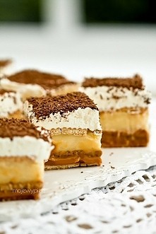 6 - 7 paczek herbatników petit beurre (opakowanie 100 g)
1,5 puszki dulce de leche (kajmak z puszki, w UK znany jako 'caramel' lub 'dulce de leche'), około 6...