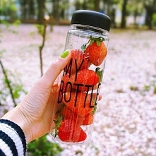 Co tym sądzicie dziewczyny? Chciałabym sobie taką kupić, bo uwielbiam wodę z owocami, ale czy butelka to trochę nie za śmieszny pomysł ? ;)