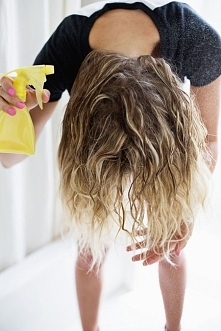 Spraw, aby twoje włosy wydawały się grubsze Rozpuść jedną łyżeczkę soli w filiżance wody. Taką mieszanką spryskaj włosy i poczekaj aż naturalnie wyschną. Będą wydawały się grubsze.