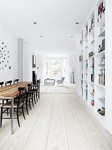 Biała podłoga w mieszkaniu. madziof.pl