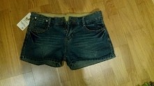 Sprzedam nowe jeansowe shorty za 50 zł. Jedna nogawka ma 25 m dlugości i 25 cm szerokości, a całe shorty mają 38 cm szerokości. Zainteresowanych proszę o komentarz :)