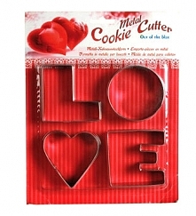 foremki do ciastek w kształcie literek L O V E - przez żołądek do serca