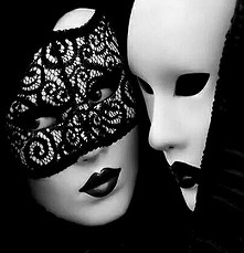 -A jakie jest to kłamstwo o maskach? -Ludzie wierzą, że ukrywają twarze. -Przecież urywają twarze - zauważyła niania. -Tylko tę, która jest na wierzchu. /Terry Pratchett – Maska...