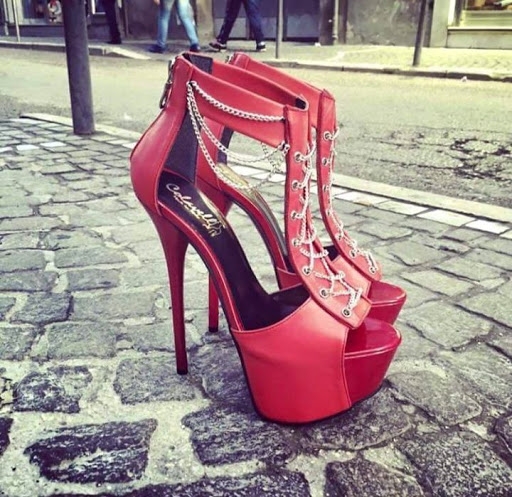 Czerwone z łańcuchami