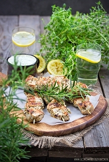 Greckie souvlaki z cukiniowymi tzatzikami