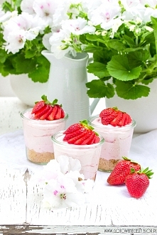 Truskawkowe serniczki na zimno