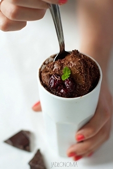 czekoladowy budyń z chili: Składniki: 2 1/3 szklanki mleka roślinnego 1/3 szklanki kaszy jaglanej 15 - 20 daktyli 100 g bezglutenowej gorzkiej czekolady 1 łyżka oleju z pestek w...