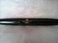 Jedwabisty tusz otula rzęsy zjawiskową objętością już po jednokrotnym rozprowadzeniu, nie powodując ich obciążania. Zawiera system Lash Enhancing, który wzmacnia rzęsy i ogranic...