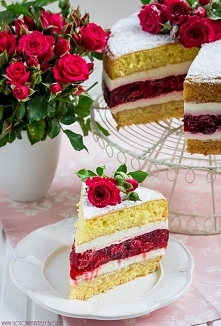 Lekki torcik malinowo truskawkowy z masą śmietanową