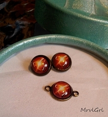 Więcej na fejsie, zapraszam! Kolczyki 10mm i podstawa do bransoletki, grafika również 10mm. Na brązowych bazach, do tego dojdzie również wisiorek