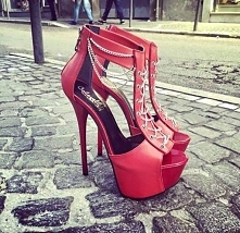 Czerwone z łańcuchami