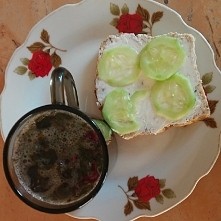 chleb gracham + serek topiony + ogórek + Zielona herbata: )