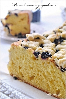 Placek drożdżowy z jagodami i kruszonką – przepis ilovebake.pl