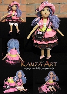 Urocza lala przytulanka. Bużka malowana farbami akrylowymi. Włosy z włóczki arylowej- jak widać na zdjęciu, cała główka jest wypełniona, więc można robić jej piękne fryzury. Ubr...