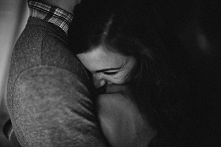 Tęsknie za tym uczuciem, kiedy w twoich ramionach mogłam się czuć bezpieczna, czuć że ktoś mnie kocha, i mogłam być szczęśliwa