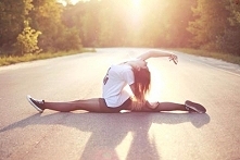 Szpagat :) Już niedużo brak...