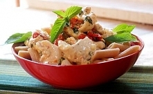 Aromatyczne penne z kurczakiem i krewetkami: 300g pene 2szt piersi kurczaka 6szt krewetek 6szt pomidory suszone w oliwie 1 cebula 200ml śmietany 36% 1łyżka musztardy francuskiej...