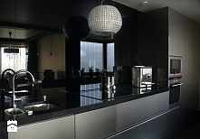 okap wyspowy przy ścianie