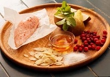 Drobiowe kotlety w migdałach

150 g fileta z kurczaka
1 białko jaja
30 g migdałów w płatkach
sól i pieprz
1 łyżka oliwy z oliwek

Sposób przygotowania

Filet pokroić na cienkie ...