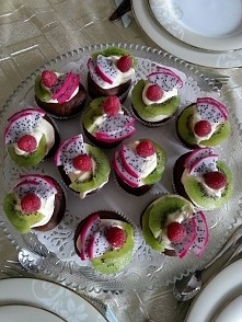 pomysł na dekoracje :) 
kiwi,maliny i smoczy owoc