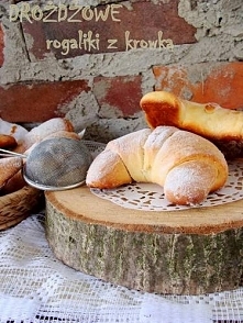 Drożdżowe rogaliki z masą krówkową