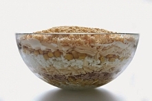 Warstwowa sałatka z tuńczykiem