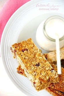 Batoniki muesli
Składniki:

220 g płatków owsianych

40 g otrębów żytnich

100 g łuskanego słonecznika

120 g suszonej żurawiny

100 g migdałów obranych

120 g masła

170 g miod...