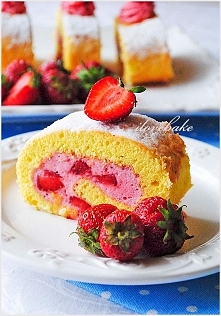 Biszkoptowa rolada truskawk...