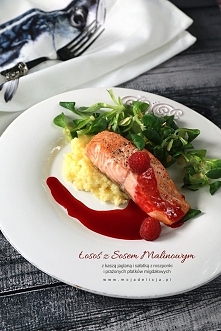 Pyszne i zdrowe danie, czyli pieczony łosoś z sosem malinowym, kaszą jaglaną i sałatką z roszponki i prażonych płatków migdałowych.