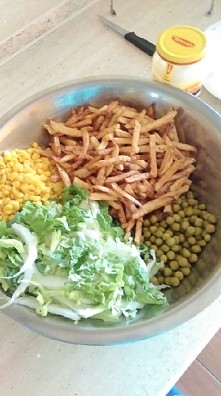 SAŁATKA Z FRYTKAMI
wystarcz...