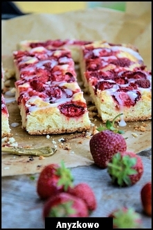 Półfrancuskie ciasto z truskawkami