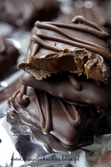 Karmelki toffi jak Daim

225 g masła
1 szklanka cukru
1/4 szklanki brązowego cukru
1/4 szklanki wody
1 łyżka melasy
1/4 łyżeczki soli
200 - 300 g czekolady gorzkiej

Wszystkie s...