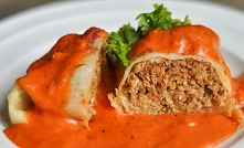 Gołąbki z ryżem i mięsem mielonym polane sosem pomidorowym to danie które uwielbiam od zawsze. Jako malutkie dziecko pomagałam babci w ich przygotowaniu. Do tej pory to robię.Ca...