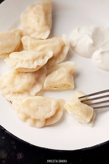 Pierogi ruskie. Mój ulubiony smak z dzieciństwa. Farsz zawsze robiony był z ziemniaków, cebuli oraz sera białego.