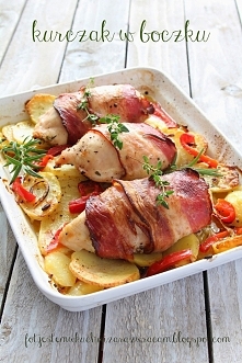 Kurczak w boczku
Składniki:
 3 piersi z kurczaka
6 cienkich plasterków boczku
1/2 opakowania serka typu feta
1/4 woreczka mrożonego szpinaku
5 ziemniaków
1 papryka czerwona
1 ce...